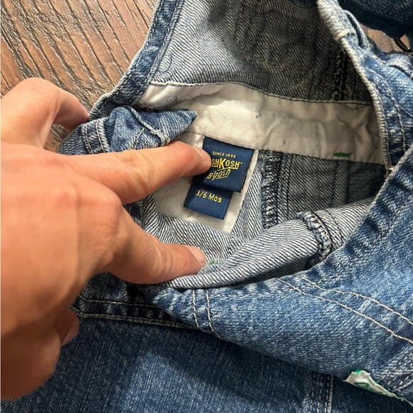 Oshkosh B’Gosh Shorts Overalls/Bibs Denim Size 3-6 Months - Picture 3 of 3